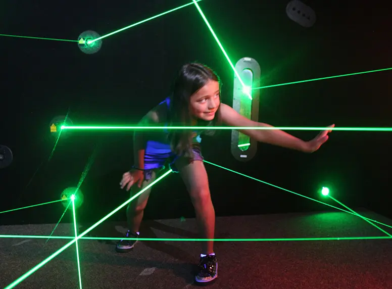 کودک در حال بازی لیزر مِیز در Kids Arena Marbella