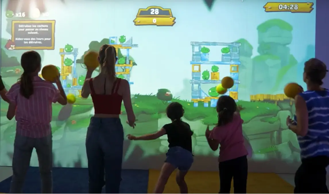 کودکان در حال بازی تعاملی در Kids Arena Marbella
