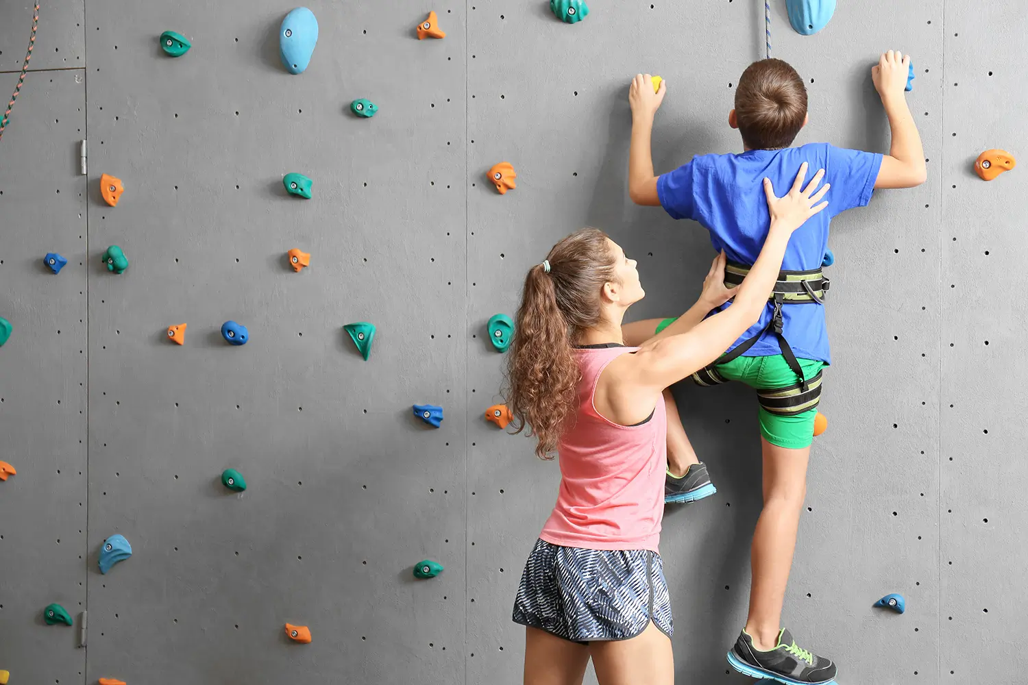 کودک در حال سنگ‌نوردی در Kids Arena Marbella