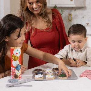 Una mujer sonríe mientras observa a una niña y un niño jugar con galletas de juguete de madera en una bandeja de horno, que recuerdan a los juegos educativos Switch, perfectos para los niños. Los niños parecen concentrados y ocupados con los juguetes.