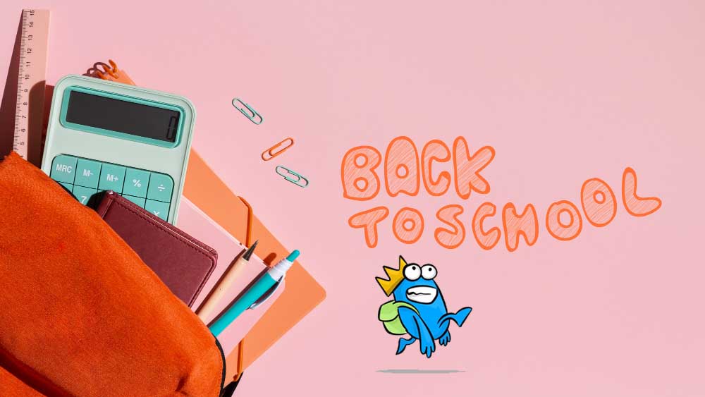Una mochila naranja con material escolar, que incluye una calculadora, una regla, bolígrafos y un cuaderno, sobre un fondo rosa. Junto a la mochila aparecen las palabras Back to School y un personaje azul de dibujos animados.