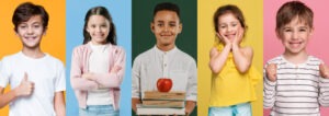 Cinco niños sonrientes de pie delante de fondos coloridos. El primero levanta el pulgar, el segundo se cruza de brazos, el tercero está detrás de unos libros con una manzana, el cuarto tiene la cara entre las manos y el quinto levanta los puños cerrados.